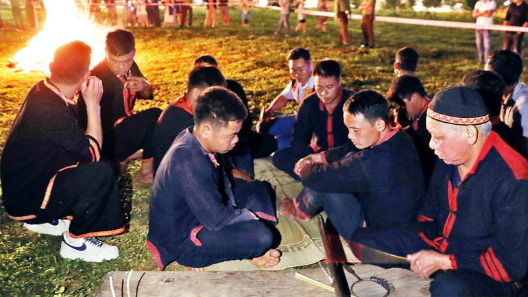 Thầy cúng đều tay gõ vào đàn bàn dơ mời thần linh nhập vào trai tráng tham gia lễ. Thầy cúng đều tay gõ vào đàn bàn dơ mời thần linh nhập vào trai tráng tham gia lễ.