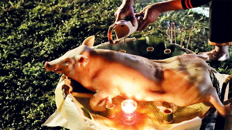 Tiếp rượu mời thần linh tham gia lễ. Tiếp rượu mời thần linh tham gia lễ.