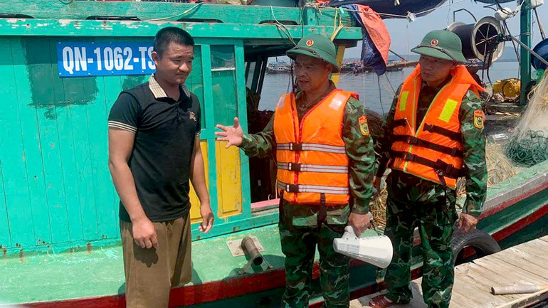Bộ đội Biên phòng huyện Cô Tô kêu gọi người dân đưa tàu về tránh trú bão. (Ảnh QUANG THỌ)