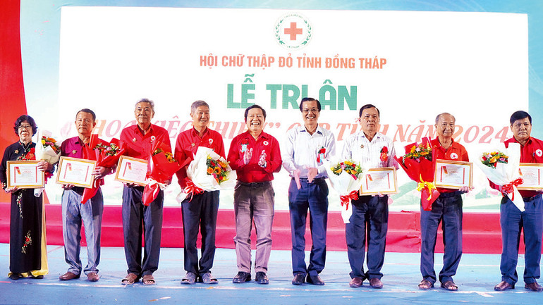 Tri ân các cá nhân đạt danh hiệu “Người tốt, việc thiện” là “Hoa việc thiện” cấp tỉnh. Tri ân các cá nhân đạt danh hiệu “Người tốt, việc thiện” là “Hoa việc thiện” cấp tỉnh.