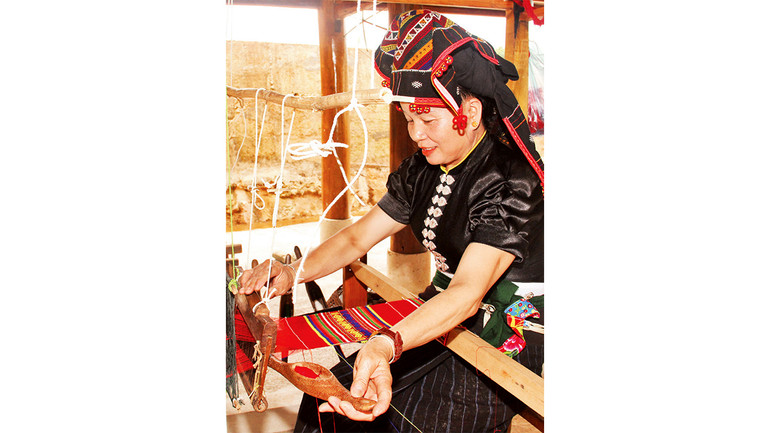 Ðể dệt được những tấm thổ cẩm ưng ý phải trải qua rất nhiều công đoạn, đòi hỏi sự tỉ mỉ từ khâu chọn nhặt bông nở đến se sợi, nhuộm mầu, thêu hoa văn thật khéo léo.