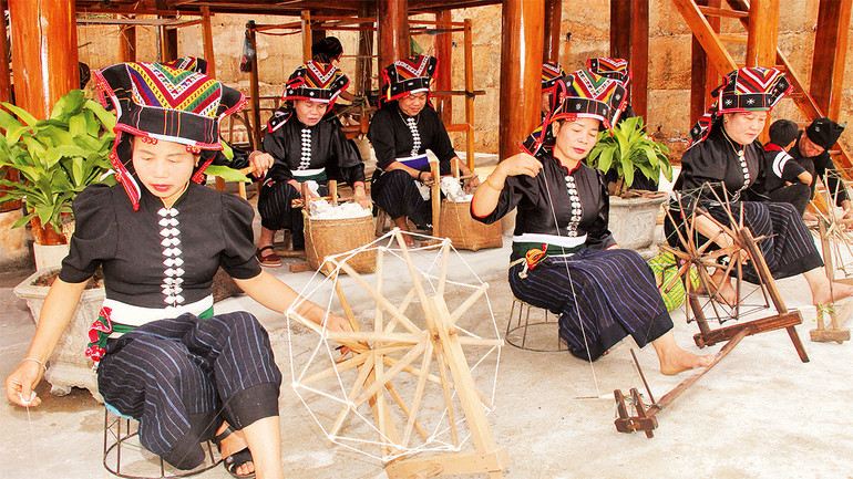 Câu lạc bộ được thành lập đã thu hút đông các bà, các mẹ trong xã tham gia.