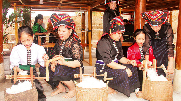 Từ khi còn nhỏ, các bé gái đã được các bà, các mẹ dạy cách nhuộm vải, se tơ, thêu thùa, dệt thổ cẩm… Ðó cũng là một trong những tiêu chuẩn để đánh giá sự khéo léo, chăm chỉ của người con gái trước khi về nhà chồng.