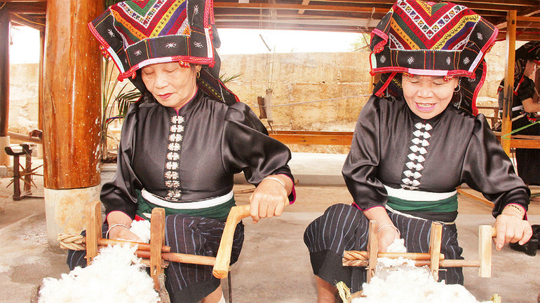 Bật bông, xoắn, cán, se sợi, quay thành búp… là những công đoạn tạo ra những tấm vải thổ cẩm truyền thống.