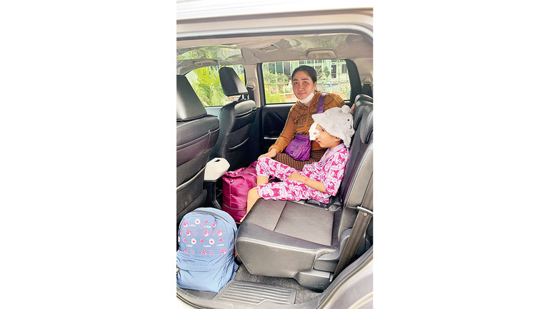 Chị Trần Thị Mai Hương và con gái bị bệnh hiểm nghèo đã gắn bó với chuyến xe nghĩa tình của anh Hưng 2 năm. Chị Trần Thị Mai Hương và con gái bị bệnh hiểm nghèo đã gắn bó với chuyến xe nghĩa tình của anh Hưng 2 năm.