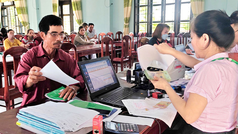 Người dân đến vay vốn tại điểm giao dịch xã Hải Dương, huyện Hải Lăng, tỉnh Quảng Trị.