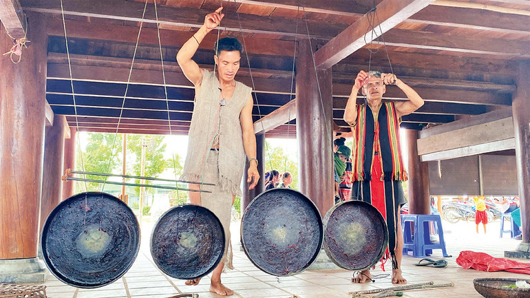 Làm thủ tục cúng chiêng Tha. Người Brâu quan niệm chiêng Tha không chỉ là nhạc khí mà còn là thần linh, là tổ tiên của họ.