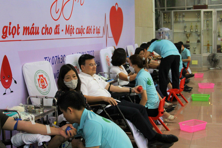 "Một giọt máu cho đi, một cuộc đời ở lại". "Một giọt máu cho đi, một cuộc đời ở lại".