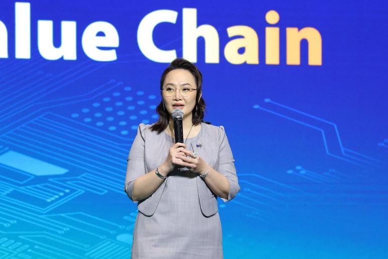 Bà Đặng Huỳnh Ức My - Phó Chủ tịch Hội đồng quản trị AgriS phát biểu tại đại hội đồng cổ đông thường niên 2021-2022.