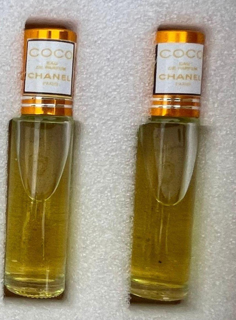 Những lọ nước hoa giả gắn tem nhãn thương hiệu danh tiếng bán ra thị trường. (Ảnh: Công an cung cấp)