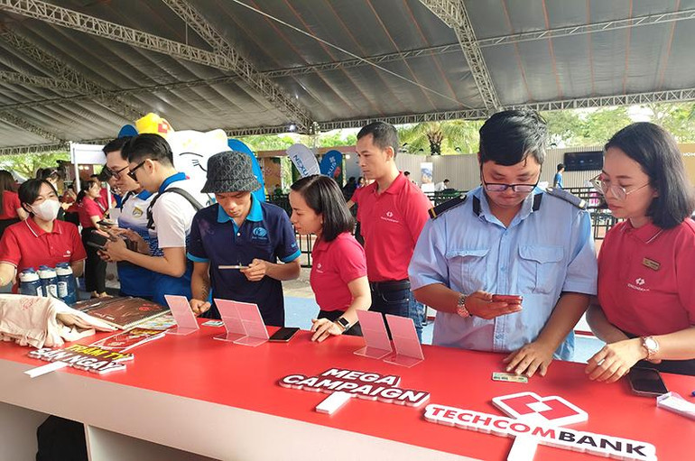 Khách hàng trải nghiệm tại một gian hàng ngân hàng số hiện đại tại Quảng trường Văn Miếu, thành phố Cao Lãnh, nơi khai mạc và trao giải. (Ảnh: HỮU NGHĨA)