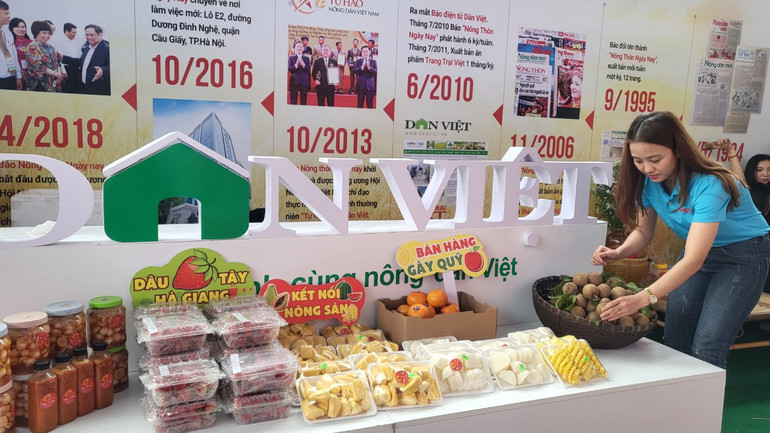 Một điểm đặc biệt là các phóng viên, biên tập viên Báo Nông thôn ngày nay còn tổ chức gian hàng để bán nông sản ủng hộ bà con nông dân, gây quỹ làm từ thiện.