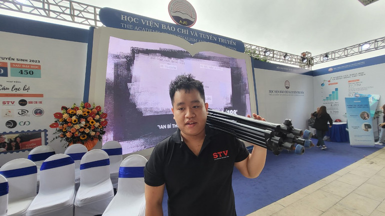 Nguyễn Tùng Lâm, sinh viên năm thứ 2, Khoa Phát thanh và Truyền hình Học viện Báo chí và Tuyên truyền cho biết, các thành viên câu lạc bộ được chia thành 4 ê-kíp: Giải trí, Truyền thông, Tin tức và Quay phim. Nhóm quay phim sẽ phối hợp với các nhóm Tin tức và Truyền thông để sản xuất nội dung giống như một nhà đài thu nhỏ. Hội Báo năm nay có rất nhiều sự kiện và hoạt động phong phú, là cơ hội để các em trau dồi nghiệp vụ và học hỏi kỹ năng làm báo phục vụ nghề nghiệp tương lai.