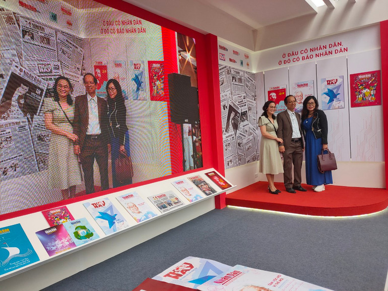 Khách tham quan thích thú với hiệu ứng "chụp ảnh đôi" tại gian hàng của Báo Nhân Dân. Trong khuôn khổ Hội Báo, Báo Nhân Dân cũng tổ chức Cuộc thi ảnh sáng tác nhanh với chủ đề “Những khoảnh khắc đẹp của Hội báo toàn quốc 2023” nhằm ghi lại những khoảnh khắc tại ngày hội của những người làm báo cả nước.