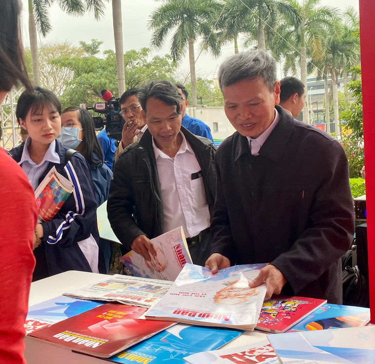 Gian trưng bày của Báo Nhân Dân cũng thu hút đông đảo bạn đọc đến tham quan tìm hiểu về các xu hướng báo chí. Đặc biệt nhiều người tìm đến để sưu tập các số báo Nhân Dân mà họ yêu thích.