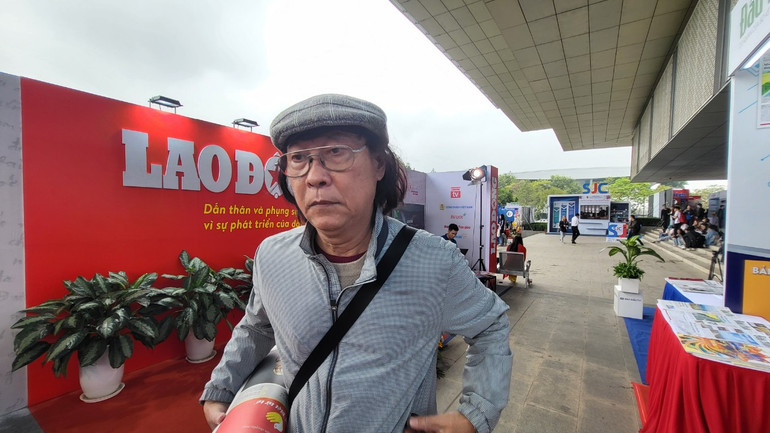 Thăm Hội Báo toàn quốc 2023, nhà báo, nhà thơ Nguyễn Việt Chiến nhận xét, việc các tờ báo cả trung ương và địa phương cùng có mặt tại ngày hội chung này với các sắc màu, sự đa dạng, phong phú khác nhau là điều rất đáng quý. Các báo được trình bày đẹp, ấn tượng, phong phú với sự năng động khác nhau. Ông nhận thấy trong những năm gần đây các báo điện tử lên ngôi với việc thu hút đông đảo bạn đọc. Ông cho rằng điều quan trọng nhất đối với báo chí hiện nay là phải làm thế nào phản ánh được đời sống của đất nước hôm nay: đời sống xã hội, đời sống con người, những niềm vui, nỗi buồn, khát vọng, trăn trở, mơ ước và cả những nỗi đau của con người thời hiện đại.