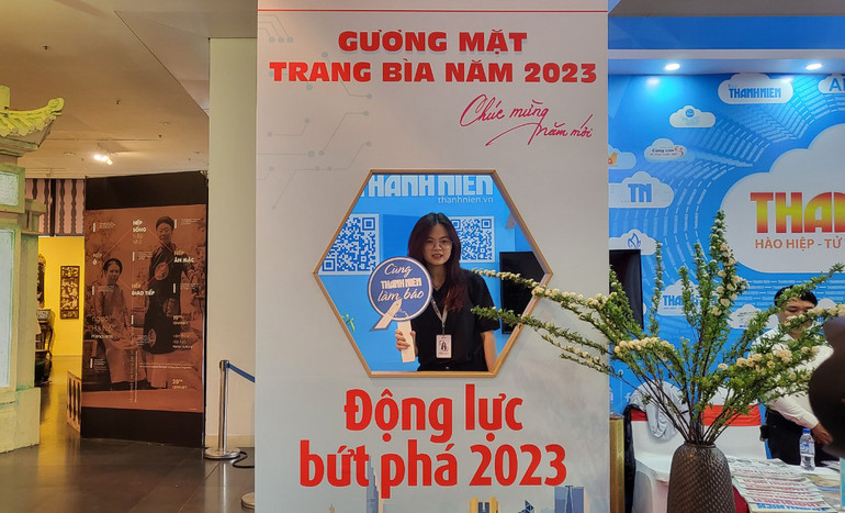 Tại gian trưng bày của Báo Thanh Niên có một không gian sáng tạo để khách đến check-in làm "Gương mặt trang bìa năm 2023" và một không gian để khách có thể tác nghiệp, thử làm phóng viên Báo Thanh Niên.