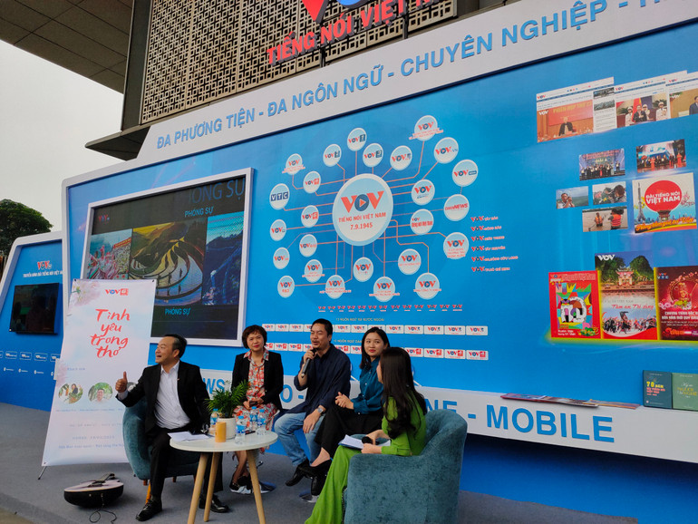 Trong khuôn khổ Hội Báo toàn quốc, Chi hội Nhà báo Ban Văn học Nghệ thuật Đài Tiếng nói Việt Nam thực hiện chương trình giao lưu “Tình yêu trong thơ”. Các nhà thơ chia sẻ về sự khởi nguồn với tình yêu thơ ca. Những câu chuyện, trải nghiệm khác nhau của từng nhân vật đem đến cho khán giả sự thích thú, đồng điệu. Phần thử thách “Ứng khẩu thành thơ” dành cho khán giả cùng những phần quà hấp dẫn thu hút được nhiều sự chú ý.