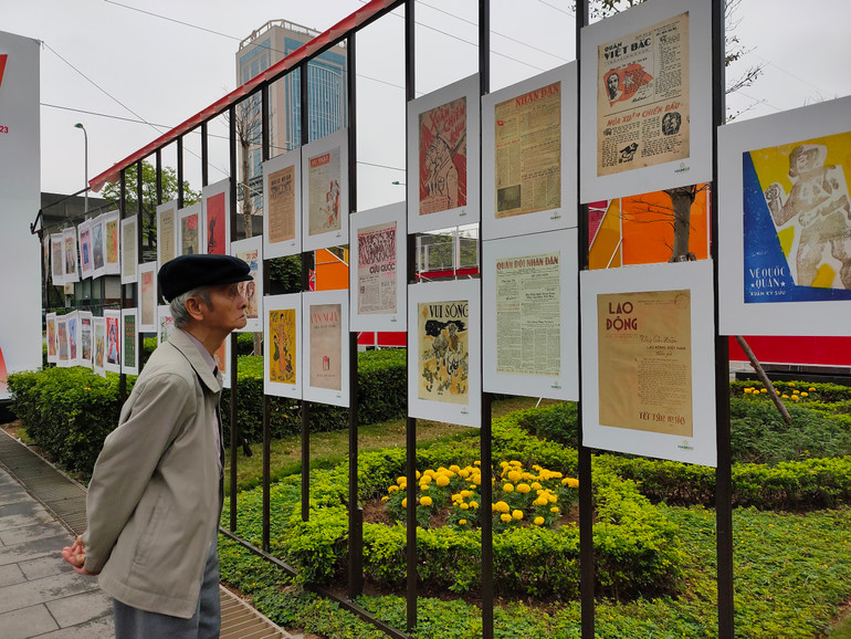Ông Vương Đức Thu, 85 tuổi, nguyên là phóng viên Báo Hà Tây (nay là báo Hà Nội mới), nguyên Phó Chủ tịch Hội Nhà báo tỉnh Hà Tây (1993-1999) được con gái đưa tới tham quan Hội Báo. Ông cho biết, triển lãm Xuân xưa trên báo Tết khiến ông nhớ lại quá khứ của các bậc đi trước với nhiều trang bìa báo Tết rất công phu và đậm tính nghệ thuật, gây ấn tượng sâu sắc với ông.