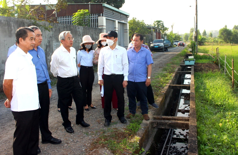 Thường trực HĐND tỉnh Đồng Nai khảo sát khu vực thực hiện khu tái định cử ở thành phố Biên Hòa. Ảnh: THIÊN VƯƠNG