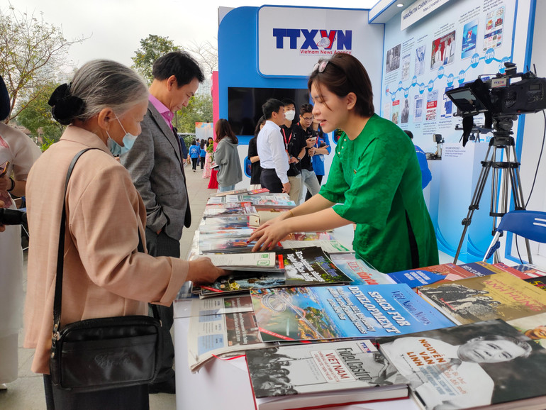 Gian hàng của Thông tấn xã Việt Nam đã tái hiện lại lịch sử 78 năm với nhiều sản phẩm văn hóa, khởi nguồn là bản tin được Chủ tịch Hồ Chí Minh sửa. Chị Vũ Thị Mai Chi cho biết, gian hàng giới thiệu các ấn phẩm của gần 60 đầu báo khác nhau.