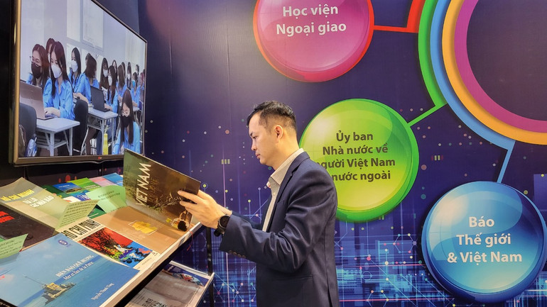Anh Vũ Tuấn Anh - Trưởng Khoa Truyền thông và Văn hóa đối ngoại, Học viện Ngoại giao cho biết, các hoạt động nghiệp vụ tại Hội Báo năm nay rất hấp dẫn. Anh đến Hội Báo để tham dự Hội thảo “Trí tuệ nhân tạo (AI) và quản trị sáng tạo nội dung trong tòa soạn” nhằm cập nhật các thông tin mới nhất liên quan đến nghiệp vụ, phục vụ công tác đào tạo tốt hơn.