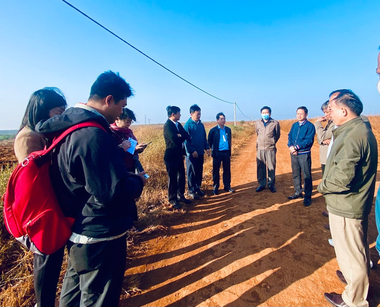 Đoàn giám sát đi thực tế tại Khu công nghiệp ứng dụng công nghệ cao Chư Sê của Công ty cổ phần Sản xuất và Xuất nhập khẩu Việt Phúc xã Ia Glai, huyện Chư Sê. Ảnh: HÀ DUY