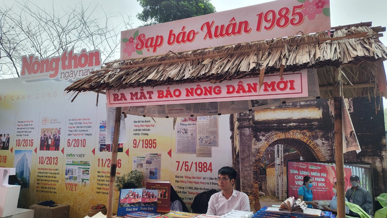 Gian trưng bày của Báo Nông thôn ngày nay mang đến hình ảnh bình dị của nông thôn Việt Nam với cổng làng, tường gạch... Chị Yến - Báo Nông thôn ngày nay cho biết, sạp báo Xuân 1985 - năm ra đời Báo Nông dân mới - tiền thân của Báo Nông thôn ngày nay được tái hiện tại Hội Báo. Gian trưng bày nhỏ nhưng đã khái quát được lịch sử vẻ vang của tờ báo.