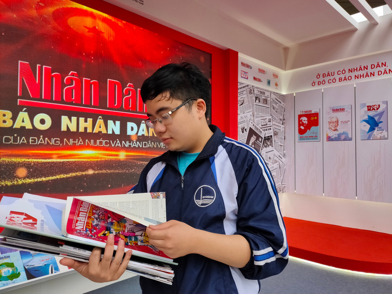 Thăm gian hàng Báo Nhân Dân tại Hội Báo, Trần Minh Hiển, sinh viên Đại học Khoa học xã hội và Nhân văn, Đại học Quốc gia Hà Nội cho biết, em luôn mong chờ Hội Báo, bởi đây là sự kiện lớn, ngoài việc có thể thu thập nhiều ấn phẩm khác nhau để học tập và tham khảo, em còn có cơ hội gặp gỡ các nhà báo để học hỏi thêm kinh nghiệm. Minh Hiển cho biết, em thường đọc các báo điện tử chính thống như Nhân Dân, Lao Động, Thông tấn xã Việt Nam, Người làm báo, đặc biệt là E-magazine trên các báo. Em rất thích đọc các E-magazine trên Báo Nhân Dân bởi giao diện đẹp, ảnh size lớn, thông tin thú vị, bổ ích.