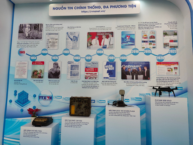 Điểm nhấn của gian hàng TTXVN năm nay là infographic lịch sử hình thành và phát triển của TTXVN và các hiện vật đã được phóng viên TTXVN sử dụng trong kháng chiến chống Pháp, chống Mỹ và chiến dịch thông tin về dịch Covid-19 vừa qua. Đặc biệt, TTXVN giới thiệu tới người xem một trường quay ảo hiện đại để khán giả được trải nghiệp làm MC, lên hình tương tác tại trường quay…