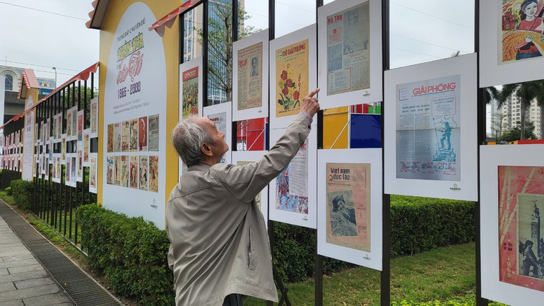 Ông chia sẻ kỷ niệm, những năm ông còn công tác tại Hội Nhà báo tỉnh Hà Tây, Báo Hà Tây thường được giao đặt hàng pháo hoa tại Bình Đà để đốt vào đêm khai mạc mỗi kỳ Hội Báo. Thăm Hội Báo khiến ông nhớ lại 40 năm làm báo đầy gian khó trong thời kỳ chiến tranh, những lần đạp xe mang cả chăn màn đi theo xuống cơ sở ở các vùng nông thôn để phản ánh những câu chuyện làng quê, những cơ sở đảng, những gương mặt đảng viên tiêu biểu.