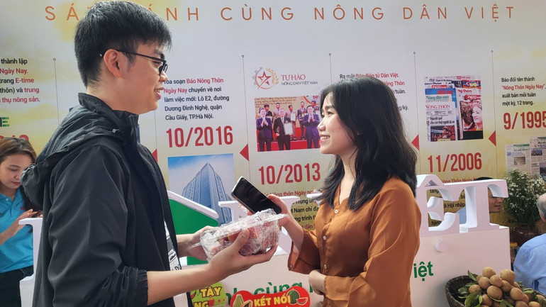 Em Trịnh Thị Thu Hồng (phải), sinh viên năm thứ 3, Học viện Báo chí và Tuyên truyền, ngành Truyền thông Đại chúng cho biết đang tham gia đợt kiến tập. Hội Báo là cơ hội để em tham gia tác nghiệp, đưa tin.