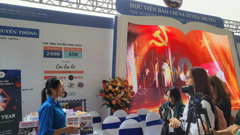 Học viện Báo chí và Tuyên truyền còn tổ chức các lớp tác nghiệp trực tiếp cho sinh viên tại Hội Báo. Nhóm sinh viên của Câu lạc bộ truyền hình sinh viên (STV)/Học viện Báo chí và Tuyên truyền đang ghi lại những khoảnh khắc, sự kiện đáng nhớ tại Hội Báo, dựng tin và cập nhật liên tục trên fanpage STV.