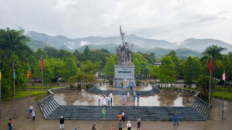 Tượng đài Khởi nghĩa Ba Tơ.