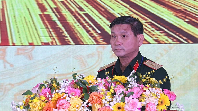 Thiếu tướng Lê Ngọc Hải, Phó Bí thư Đảng ủy, Tư lệnh Quân khu 5 phát biểu tại hội thảo.