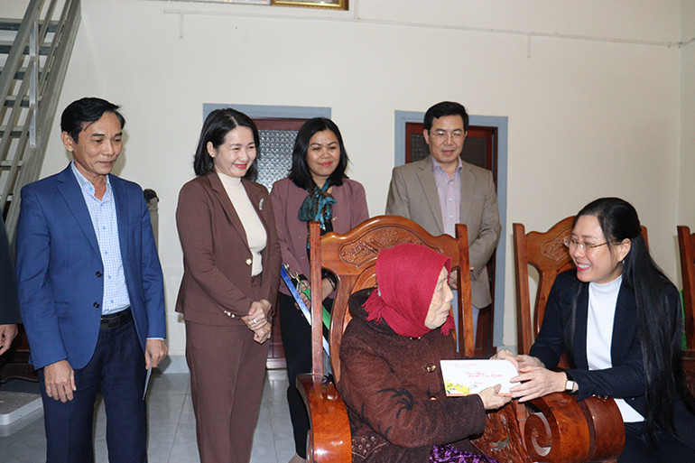Bí thư Tỉnh ủy Quảng Ngãi và các thành viên đoàn công tác thăm hỏi, tặng quà Tết cho Mẹ Việt Nam Anh hùng Trần Thị Thạnh.