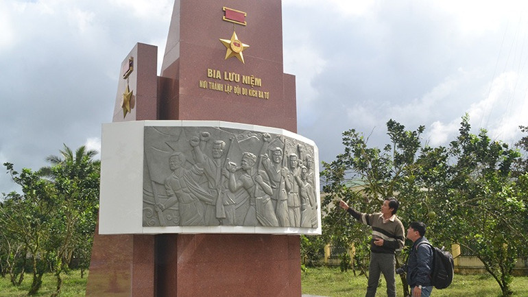 Bia lưu niệm nơi thành lập Đội du kích Ba Tơ.