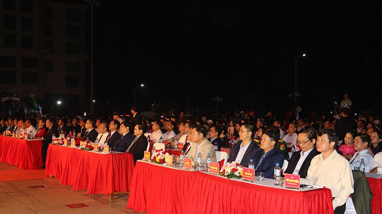 Các đại biểu tham dự buổi lễ.