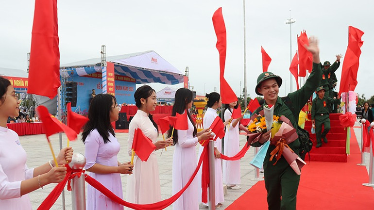 Các tân binh nô nức bước qua cầu vinh quang, vẫy tay tạm biệt người thân, bạn bè lên đường về đơn vị mới.