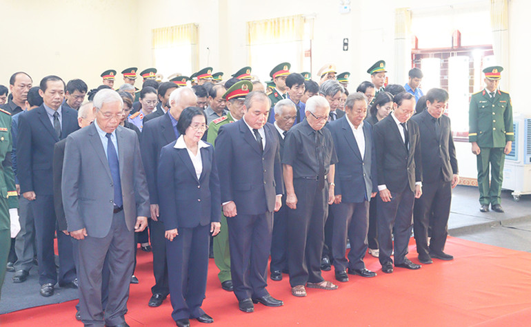 Đoàn đại biểu Tỉnh ủy, Hội đồng nhân dân, Ủy ban nhân dân, Ủy ban Mặt trận Tổ quốc Việt Nam tỉnh Quảng Ngãi mặc niệm tưởng nhớ nguyên Chủ tịch nước Trần Đức Lương.