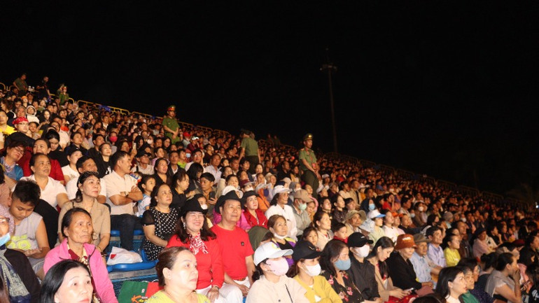 Đông đảo người dân đến dự lễ và xem chương trình nghệ thuật.