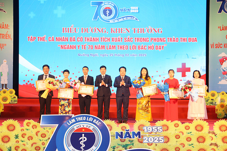 Trao Bằng khen của Bộ Y tế tặng cho 6 tập thể thuộc Sở Y tế Quảng Ngãi có thành tích xuất sắc trong phong trào thi đua “ngành y tế 70 năm làm theo lời Bác Hồ dạy”.