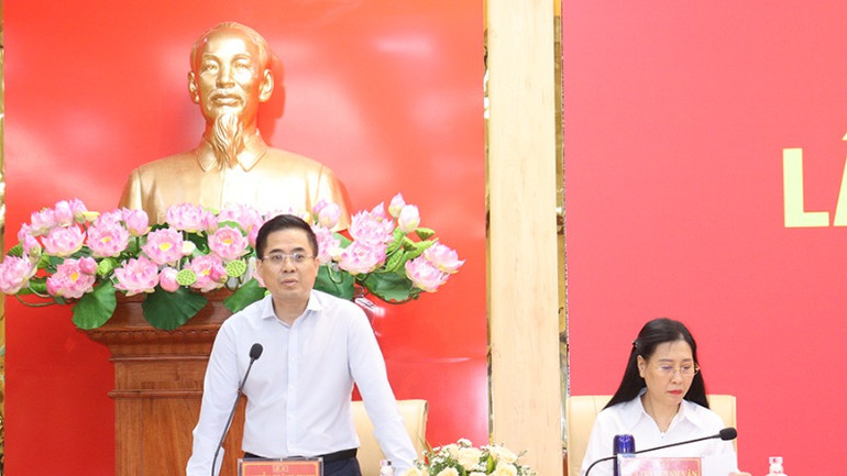 Chủ tịch Ủy ban nhân dân tỉnh Quảng Ngãi Nguyễn Hoàng Giang điều hành phiên thảo luận đánh giá tình hình thực hiện nhiệm vụ quý I/2025.