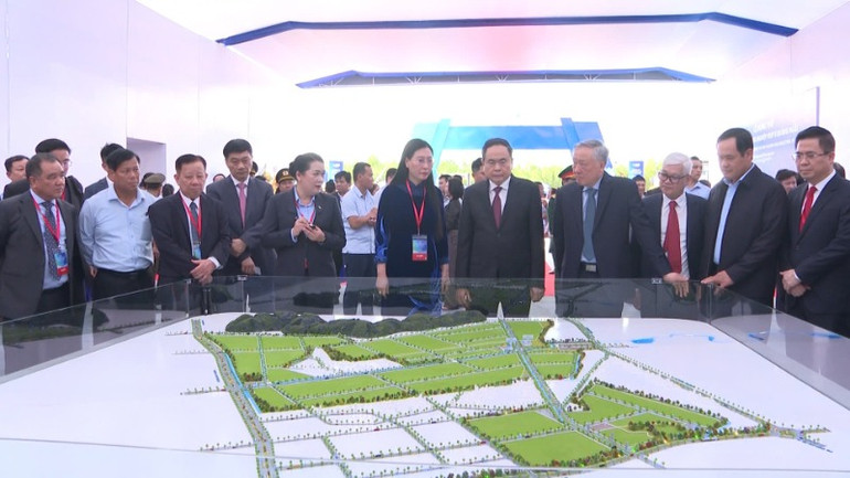 Chủ tịch Quốc hội Trần Thanh Mẫn và các đồng chí lãnh đạo Đảng, Nhà nước nghe thuyết trình về quy mô dự án Khu công nghiệp VSIP II Quảng Ngãi.