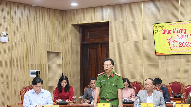 Đại tá Trần Văn Mạnh, Phó Giám đốc Công an tỉnh Quảng Ngãi báo cáo tình hình an ninh, trật tự trên địa bàn Quảng Ngãi trước, trong và sau Tết Nguyên đán Ất Tỵ 2025.