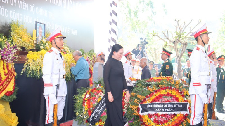 Các đại biểu lần lượt đi vòng quanh mộ thắp hương tiễn biệt nguyên Chủ tịch nước Trần Đức Lương.