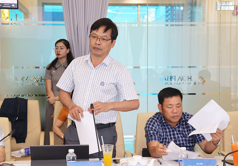 Lãnh đạo Ban Quản lý Khu kinh tế Dung Quất và các khu công nghiệp tỉnh Quảng Ngãi trao đổi các giải pháp tháo gỡ vướng mắc các dự án trọng điểm của thép Hòa Phát Dung Quất.