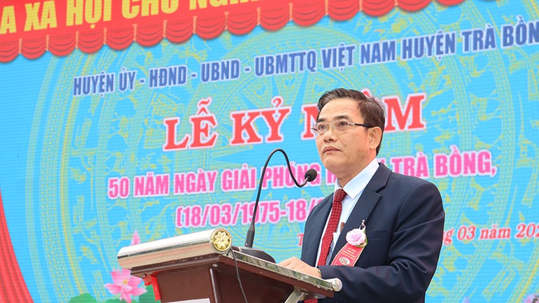 Bí thư Huyện ủy Trà Bồng Nguyễn Văn Dũng trình bày diễn văn tại buổi lễ.