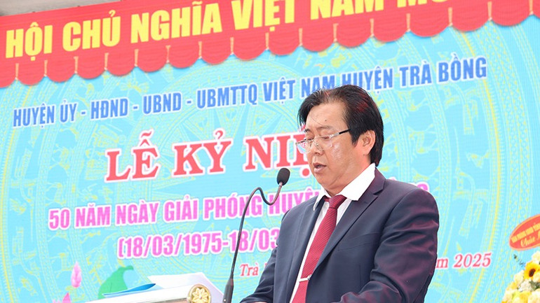 Chủ tịch Ủy ban nhân dân huyện Trà Bồng Trần Hoàng Vĩnh phát biểu tại buổi lễ.