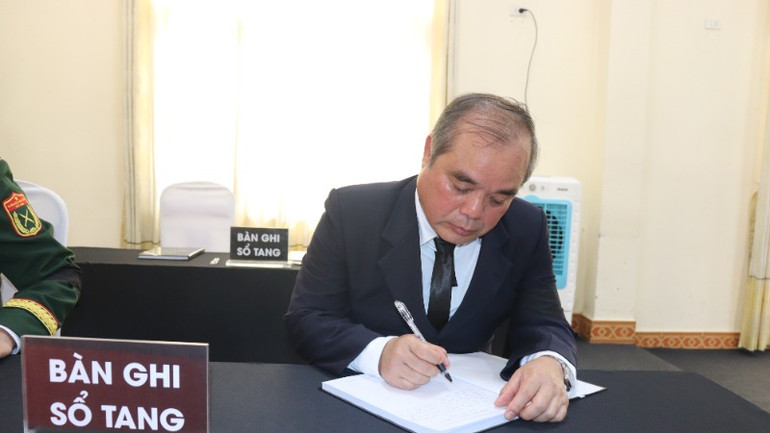 Đồng chí Trần Hoàng Tuấn, Ủy viên Ban Thường vụ Tỉnh ủy, Phó Chủ tịch Thường trực Ủy ban nhân dân tỉnh Quảng Ngãi ghi sổ tang.
